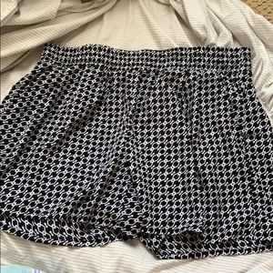 a.n.a. Flowy Patterned Shorts